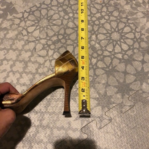 [Manolo Blahnik] Gold Heels - Picture 7 of 8